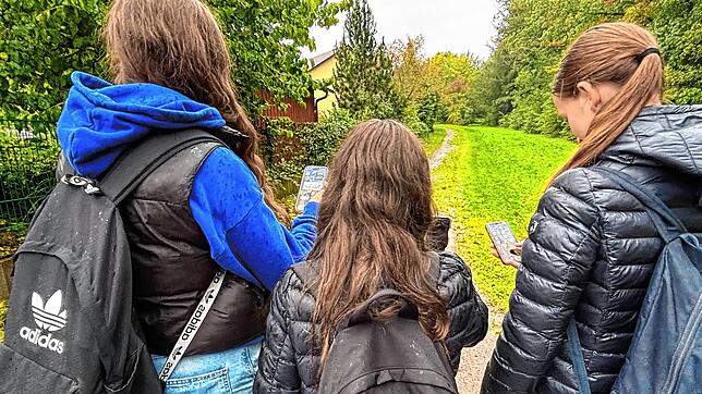 Das Handy gehört heute zum Schülerleben dazu. Ist es öfter aus, sorgt dies für glücklichere Kinder, sagt zumindest eine neue Studie.