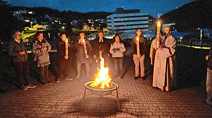 Am Osterfeuer vor der altkatholischen Kirche Christi Auferstehung werden im Rahmen der ökumenischen Osternacht gleich vier Osterkerzen ...
