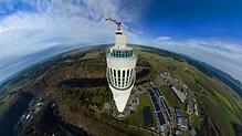 Der Testturm im besonderen Weitwinkelformat. Unser Fotograf Achim Mende fotografierte den Aufzugsturm von Thyssenkrupp in Rottweil aus ...