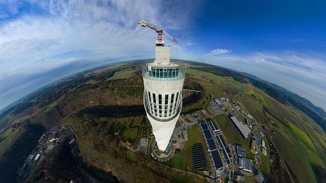 Der Testturm im besonderen Weitwinkelformat. Unser Fotograf Achim Mende fotografierte den Aufzugsturm von Thyssenkrupp in Rottweil aus ...
