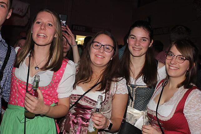 Bild 11: Volles Haus bei der Nikolausparty in Rietheim-Weilheim mit den Dorfrockern &ndash; die Bilder