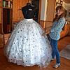 Mit Fingerspitzengefühl: Viel Arbeit hat Gaby Keller bislang in das Kleid gesteckt, das rund 600 von Hand aufgenähte Sterne zieren. Und ...
