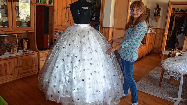 Mit Fingerspitzengefühl: Viel Arbeit hat Gaby Keller bislang in das Kleid gesteckt, das rund 600 von Hand aufgenähte Sterne zieren. Und ...