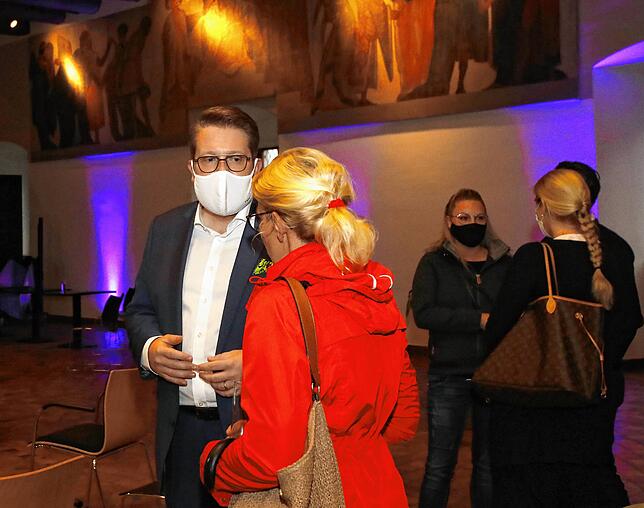 OB-Kandidat Andreas Hennemann (SPD) im Gespräch mit interessierten Besuchern im Konzil.