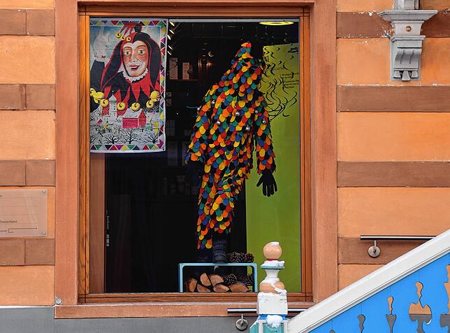 Die ersten Schaufenster sind schon mit Puppen, die Häser der Narrengliederungen tragen, geschmückt. Hier: Hänsele