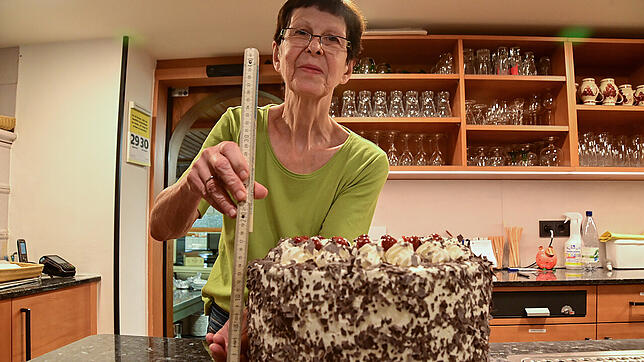 Stolze 18 Zentimeter misst die Schwarzwälder Kirschtorte von Heidi Fleig im Gasthaus Staude.