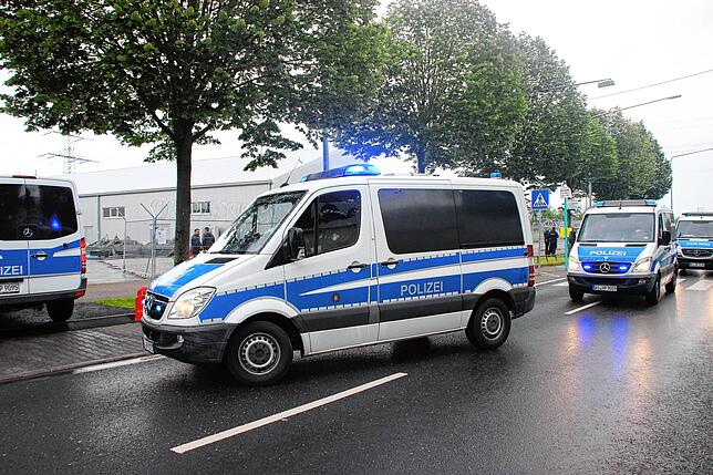In einem Corso aus vier Mannschaftswagen werden die Angeklagten zum Gericht in Frankfurt gebracht.