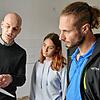 Stefan Eckerlin von der Vononvia erklärt Sabrina Kreller und Marcel Krasnjanskij den Reservierungsbogen für eine Dreizimmerwohnung in ...