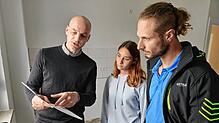 Stefan Eckerlin von der Vononvia erklärt Sabrina Kreller und Marcel Krasnjanskij den Reservierungsbogen für eine Dreizimmerwohnung in ...