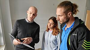Stefan Eckerlin von der Vononvia erklärt Sabrina Kreller und Marcel Krasnjanskij den Reservierungsbogen für eine Dreizimmerwohnung in ...