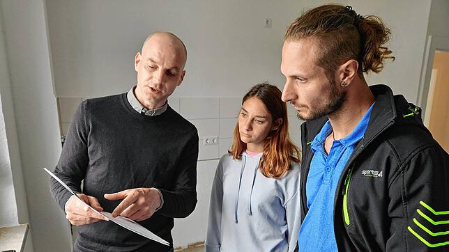 Stefan Eckerlin von der Vononvia erklärt Sabrina Kreller und Marcel Krasnjanskij den Reservierungsbogen für eine Dreizimmerwohnung in ...