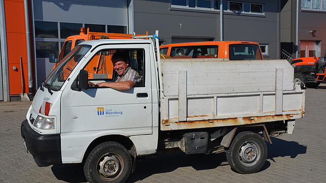 Das Kleinlastenfahrzeug der Firma Daihatsu/Piaggio hat in der Gärnerei ausgedient und soll durch ein elektrisch betriebenes Fahrzeug ...