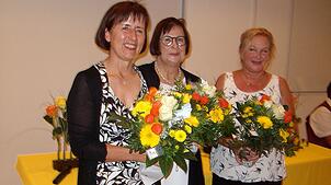 Blumen gab es für die drei Stützen des Inzigkofer Nachbarschaftshilfevereines (von links): Petra Keller (stellvertretende Vorsitzende), ...