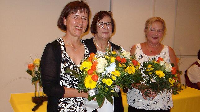 Blumen gab es für die drei Stützen des Inzigkofer Nachbarschaftshilfevereines (von links): Petra Keller (stellvertretende Vorsitzende), ...