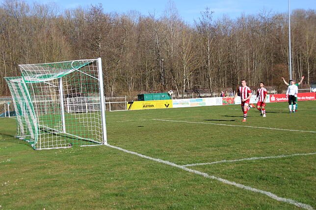 Der Ball trudelt ins Uhldinger Gehäuse. Im Hintergrund wird bereits gejubelt.