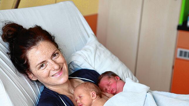 Die Eltern freuen sich über das doppelte Glück. Hier Marilia Kamleitner mit Elisa (2.100 Gramm) und Levi (2.235 Gramm).