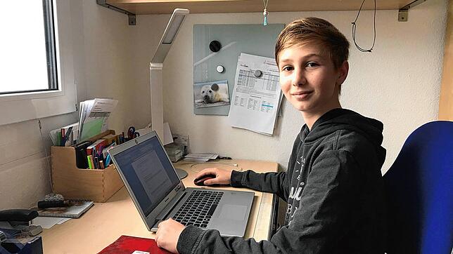 Eigenes Zimmer, eigener Schreibtisch, WLAN, Mamas Laptop: Tim Haider (13) ist gut gerüstet für das Lernen zuhause. Doch nicht überall ...