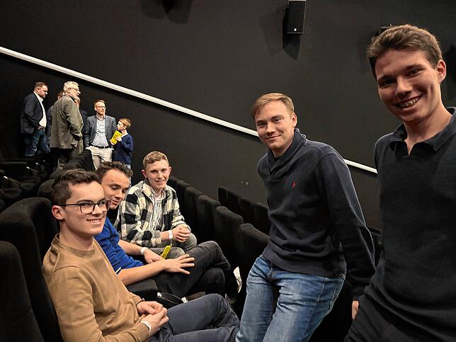 Die Freunde Luca Tesauro (von links), Luis Landgraf, Tobias Dieterle, Alexander Bacher und Julian Geretzky wollen sich über die ...