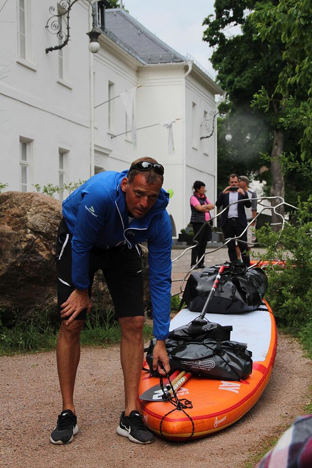 Bild 3: Stand-Up-Paddler macht sich zu Fuß auf den Weg