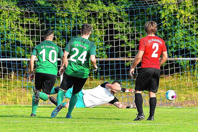 Bild 8: SV Herten müht sich zu einem 2:0 gegen den FC Hochrhein &ndash; und wir haben Bilder!
