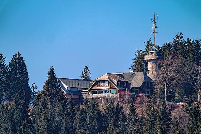 Von weither sichtbar sind der Turm und das Gasthaus auf dem Gipfel des Brends bei Furtwangen