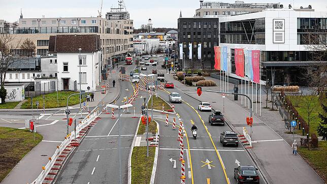 Blick auf die Reichenaustraße. Der Verkehr in Richtung Schänzlebrücken-Kreisel wird jetzt auf die andere Seite geleitet.