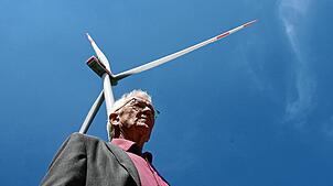 Winfried Kretschmann besichtigt eine Windkraftanlage. Was die Klimapolitik angeht, bleibt die grün-schwarze Landesregierung hinter ihren ...