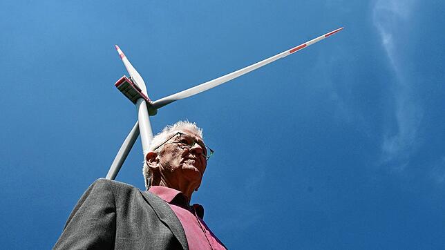 Winfried Kretschmann besichtigt eine Windkraftanlage. Was die Klimapolitik angeht, bleibt die grün-schwarze Landesregierung hinter ihren ...