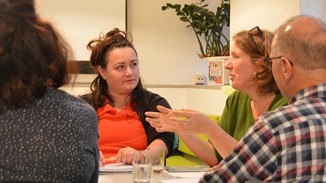 Slavica Stanojevic (links) vom Runden Tisch Mitgemischt und Birgitt Kiefer vom Familienzentrum bilanzieren die Aktionswoche.