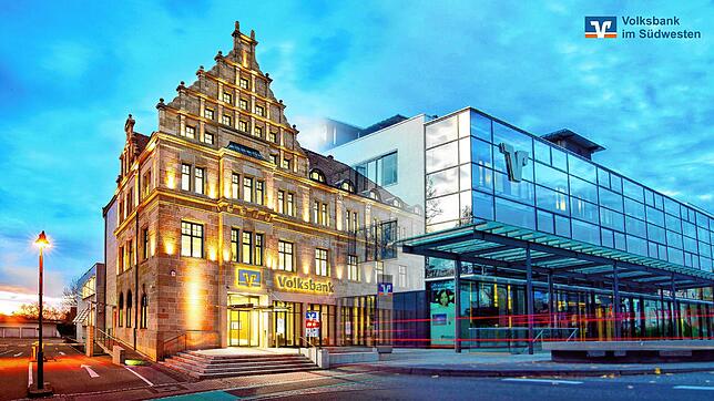 Die Zentrale der Volksbank Ortenau (links) in Offenburg und der Volksbank Schwarzwald Baar Hegau in Villingen. Bild: Volksbank