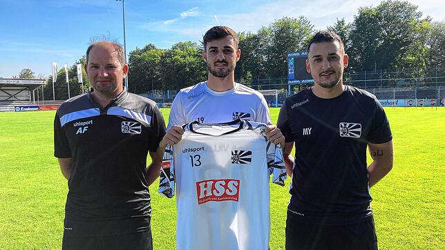 FC 08-Vorstand Andreas Flöß (links) und Cheftrainer Marcel Yahyaijan (rechts) freuen sich über die Verpflichtung von Georgios Pintidis.