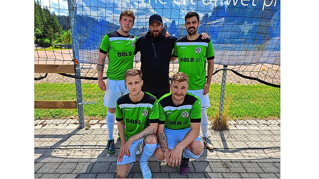 Das Furtwanger Trainer-Trio (hinten von links) Timo Wagner, Christoph Raithel und Florian Kaltenbach sowie die Zugänge (vorne von links) ...