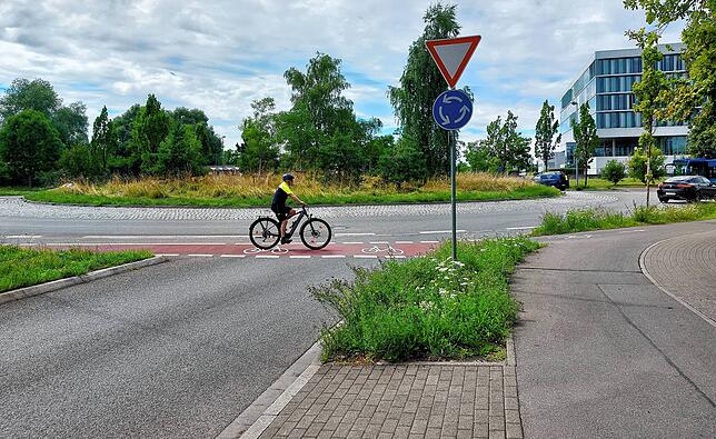 Im Riedstraßenkreisel sind die Radfahrer bevorrechtigt. Beim Ausfahren aus dem Kreisel müssen Autofahrer den Radfahrern die Vorfahrt ...