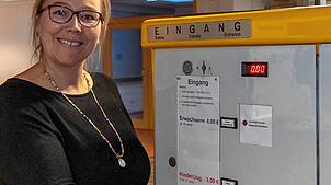 Jennifer Bucher, stellvertretende Bademeisterin, am Kassenautomaten des Hallenbades, der durch einen Automaten ohne Bargeldfunktion ...