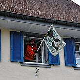 Spät-aber nicht zu spät wurde die wichtige Fahne gefunden und von Osemali-Vortand Tobias Baumgärtner gehisst.