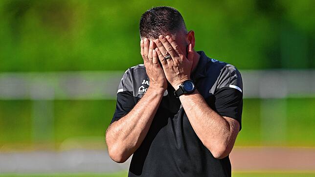 Das kann nicht sein: Trainer Urs Keser von der SG FC Wehr/Brennet mochte in der Schlussphase nicht mehr hinschauen. Seine Elf verspielte ...