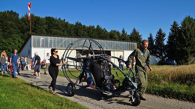Teamleiter Johannes Fritz (vorne) zieht eines der Ultraleichtflugzeuge zum Startplatz am Segelfluggelände in Heiligenberg. Über Wochen ...