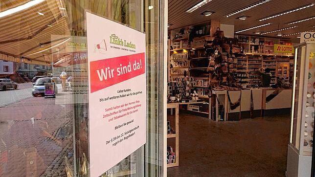 Wenig ist in der Stadt los, aber ganz ausgestorben ist sie doch nicht: Einige Geschäfte haben weiterhin geöffnet. Sie bieten Waren und ...