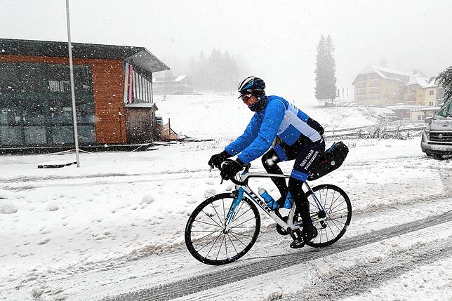 Ein Radfahrer überquert am Samstag den Schneebedecktgen Feldbergpaß im Hochschwarzwald Wintereinbruch im Hochschwarzwald.