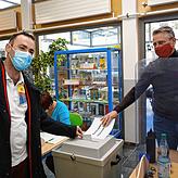 René Frey (links) hatte kein Problem damit, im Wahllokal eine Maske zu tragen. Wahlhelfer Daniel Trüb (rechts) auch nicht.