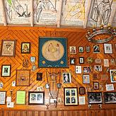 In der kleinen Kapelle finden sich viele Bilder, Rosenkränze und Kreuze. Mitgebracht haben sie Pilger aus der ganzen Welt, die in ...