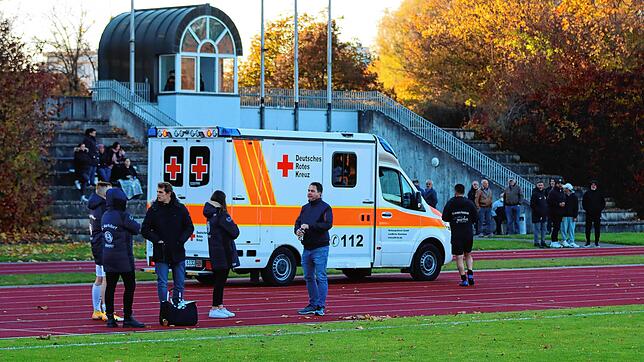 Zur Behandlung eines Anadolu-Spielers wurde medizinische Hilfe angefordert.