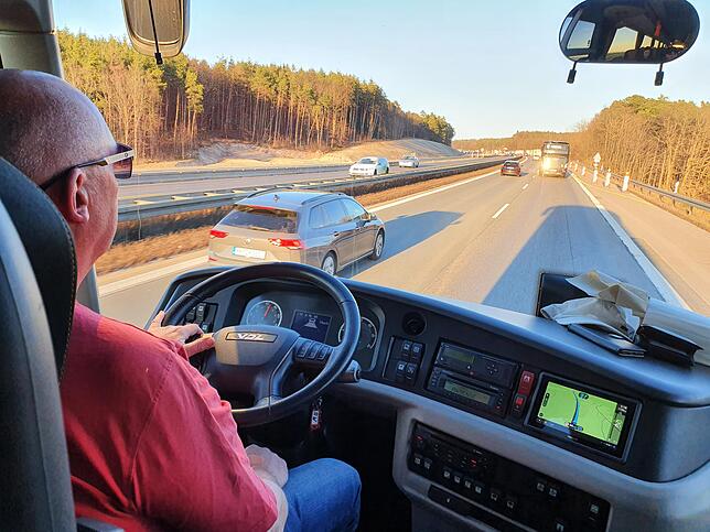 Ein Bild vom frühen Donnerstagabend, rund fünf Stunden nach Abfahrt: Busfahrer Wolfgang Preß auf der Autobahn Richtung Osten – vor ...
