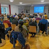 Der Paul-Gerhardt-Saal des evangelischen Gemeindehauses in Meßkirch ist anlässlich des Vortrags über private PV-Anlagen gut besucht.