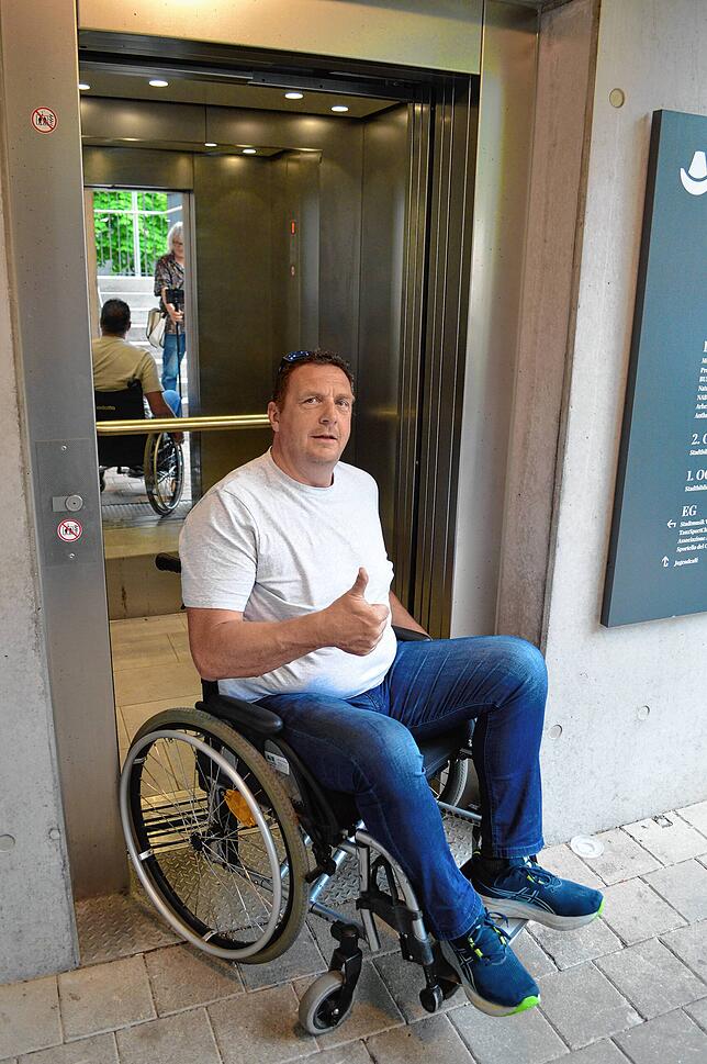 Der Lift am Kornhaus ermöglicht einen problemlosen Zugang in das Gebäude. Deshalb gibt es hier einen Daumen nach oben.