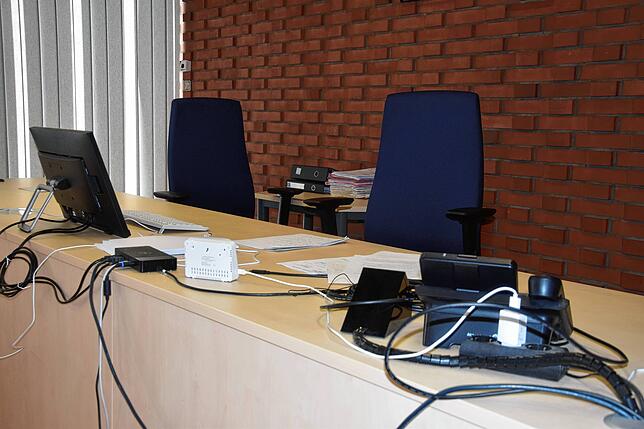 Der Richtertisch im großen Saal des Amtsgerichts Bad Säckingen.