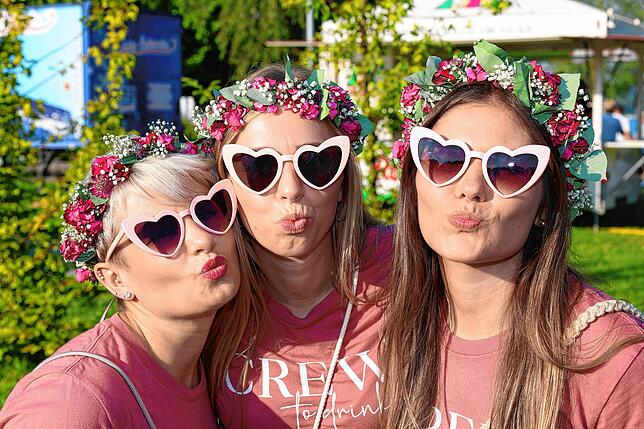 Küsschen und Grüße vom Seenachtfest 2025: Diese nette Truppe hatte am Samstag, 9. August, nicht nur die rosarote Sonnenbrille auf, ...