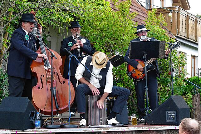Al Capones Stubenmusik unterhält die Gäste während vieler Stunden.