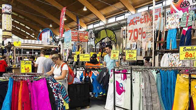 Neben Surfboards und Kites gibt es Snowboardbekleidung zum Schnäppchenpreis.