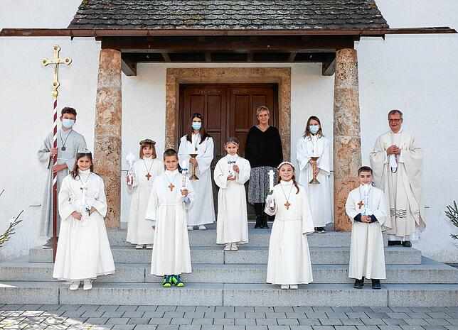 Erstkommunion in der Kirche St.&nbsp;Matthäus in Sauldorf-Bichtlingen mit (von links): Nils Hensler, Alisea Stach, Annika Sigg, Fritz ...